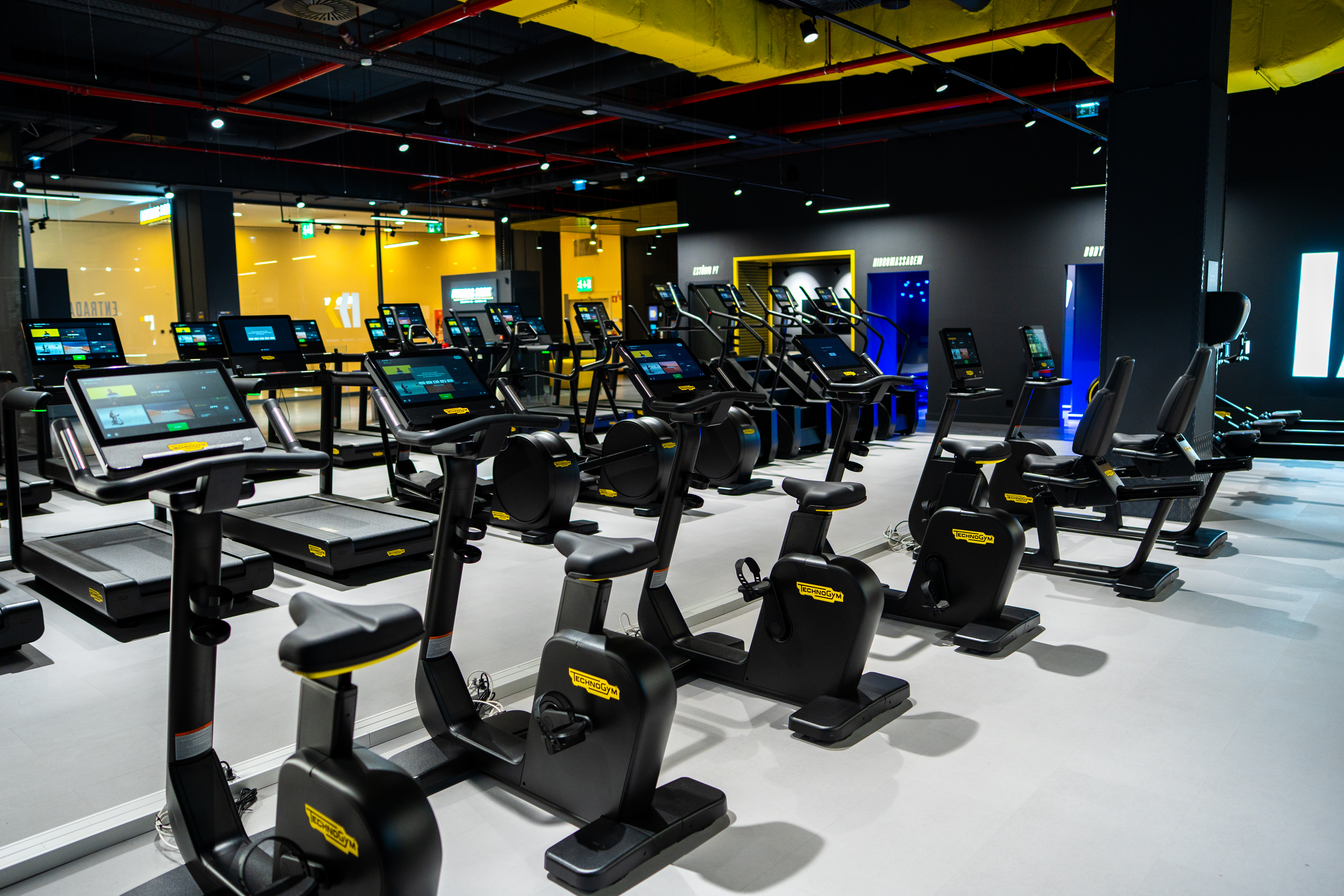 Ambiente de ginasio com equipamento moderno